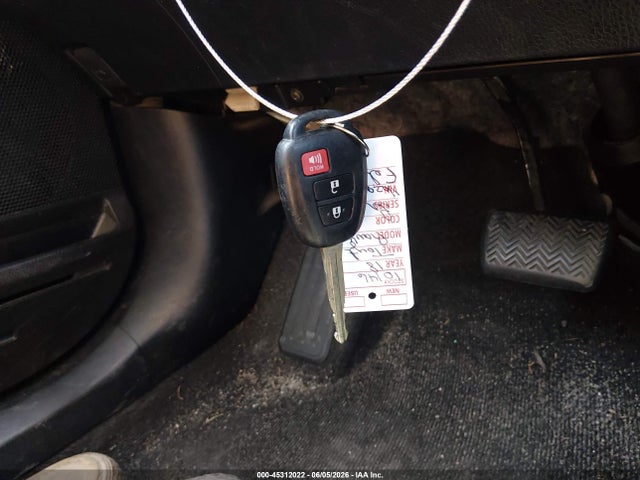 JTMZFREV0JJ731957 Toyota RAV4 LE