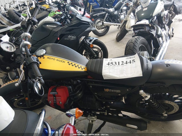 Moto Guzzi V9 Roamer 2017 ZGULHU014HM000056 Image 13