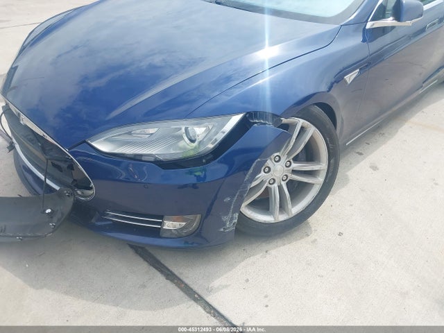 2015 Tesla Model S მანქანა იყიდება აუქციონზე, vin: 5YJSA1S28FF086422, აუქციონის ნომერი: 45312493
