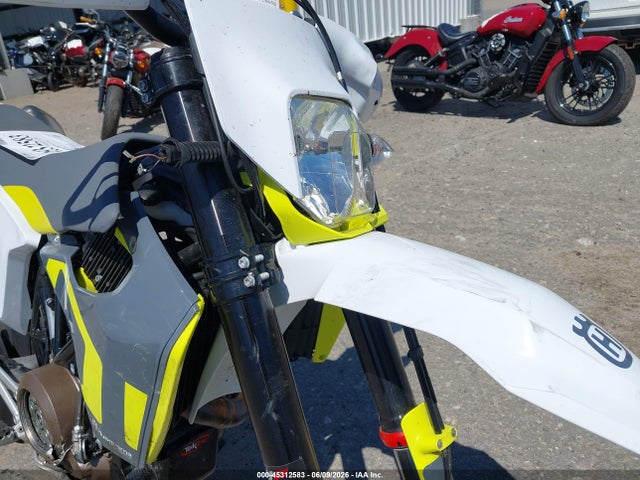 Husqvarna Supermoto 701 2022 VBKUSV404NM739910 Image 16