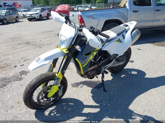 Husqvarna Supermoto 701 2022 VBKUSV404NM739910 Image 2