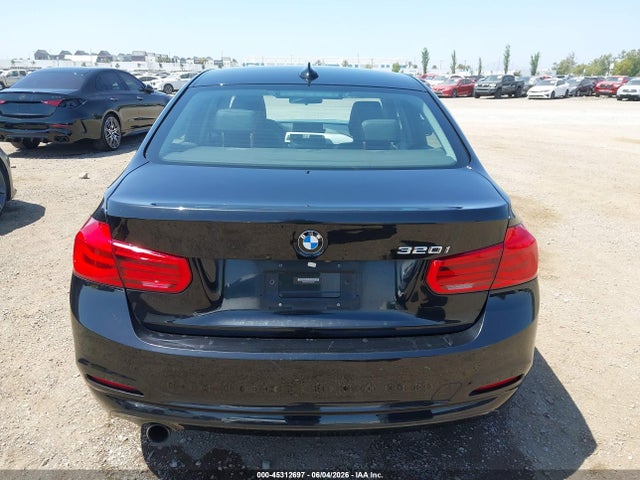 BMW 320i 2018 WBA8A9C55JK622849 Image 16
