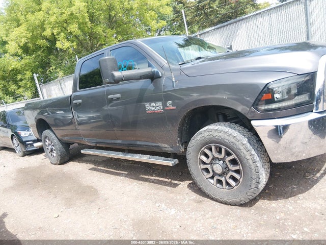 45313882 :رقم المزاد ، 3C6UR5HL2HG702497 vin ، 2017 Ram 2500 Tradesman  4x4 8' Box مزاد بيع