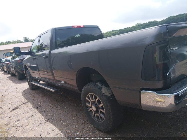 45313882 :رقم المزاد ، 3C6UR5HL2HG702497 vin ، 2017 Ram 2500 Tradesman  4x4 8' Box مزاد بيع