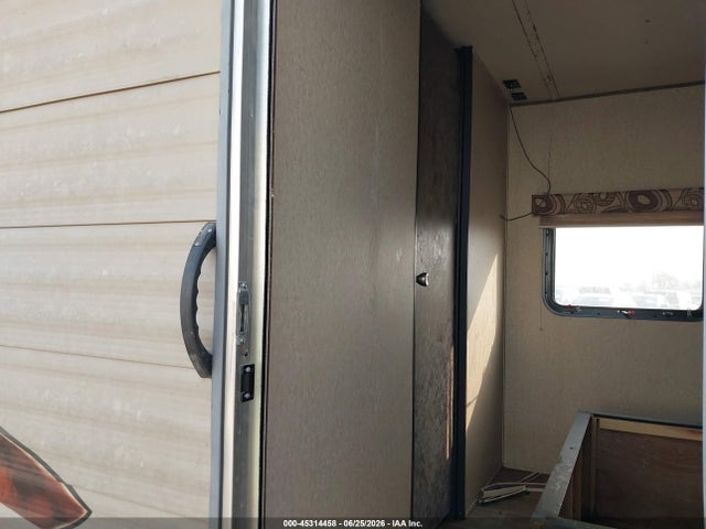 2016 Cherokee Grey Wolf Fish House Series მანქანა იყიდება აუქციონზე, vin: 4X4TCKB29GK032467, აუქციონის ნომერი: 45314458