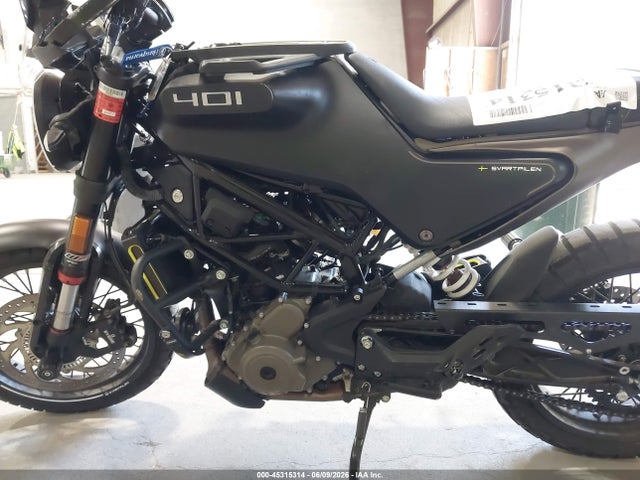 45315314 :رقم المزاد ، MD2JUJ401NC209739 vin ، 2022 Husqvarna Vitpilen 401/svartpilen 401 مزاد بيع