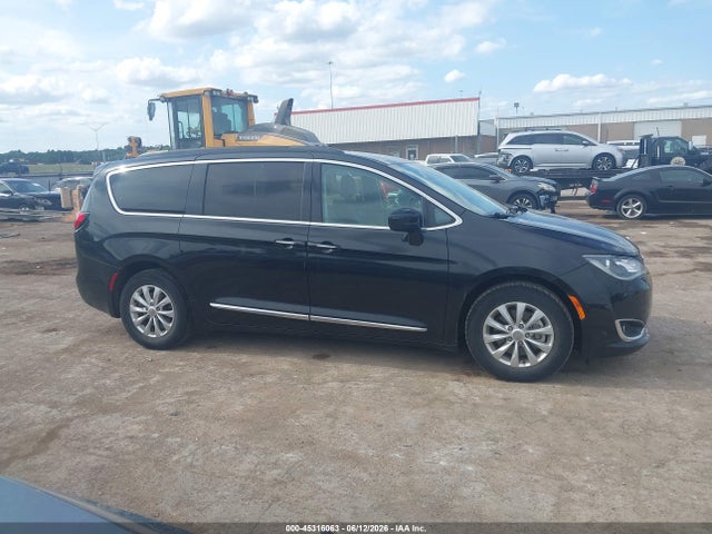 45316063 :رقم المزاد ، 2C4RC1BG7HR702333 vin ، 2017 Chrysler Pacifica Touring-l مزاد بيع