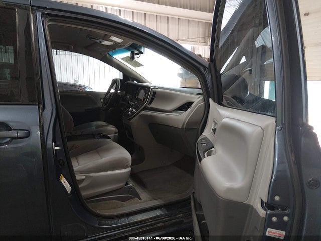 5TDKZ3DC1HS814493 Toyota Sienna Le 8 Passenger