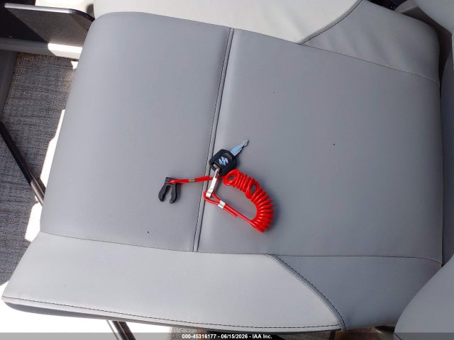 Tahoe Pontoon 2025 DVN70061B525 Image 11
