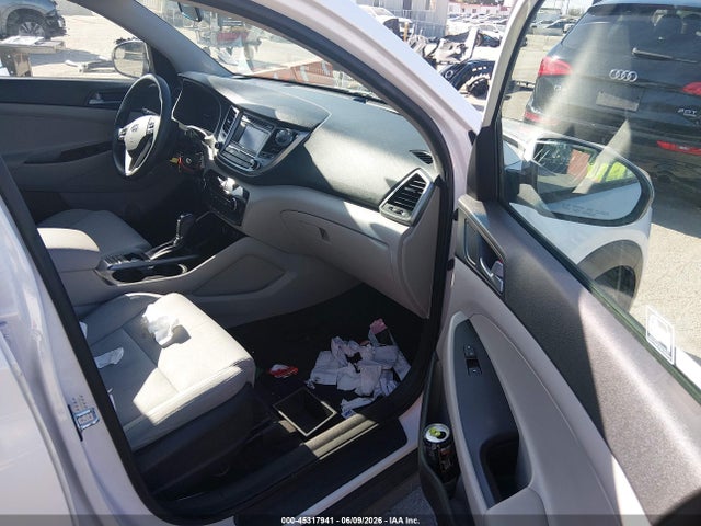 KM8J23A4XHU284836 Hyundai TUCSON SE