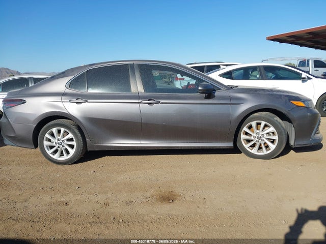 45318778 :رقم المزاد ، 4T1C11AKXNU037245 vin ، 2022 Toyota Camry Le مزاد بيع