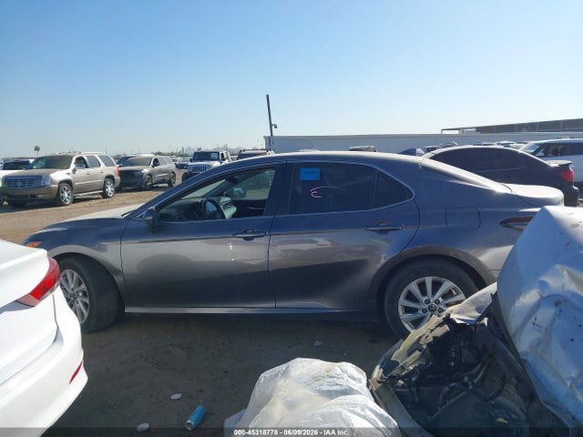 45318778 :رقم المزاد ، 4T1C11AKXNU037245 vin ، 2022 Toyota Camry Le مزاد بيع