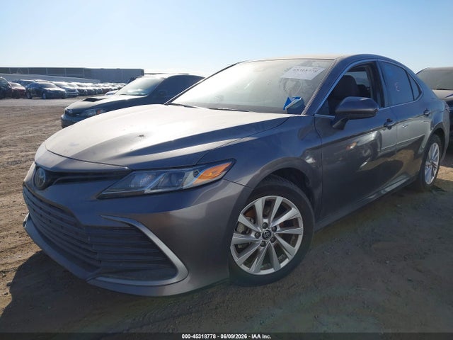 45318778 :رقم المزاد ، 4T1C11AKXNU037245 vin ، 2022 Toyota Camry Le مزاد بيع