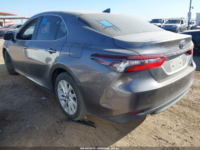 45318778 :رقم المزاد ، 4T1C11AKXNU037245 vin ، 2022 Toyota Camry Le مزاد بيع
