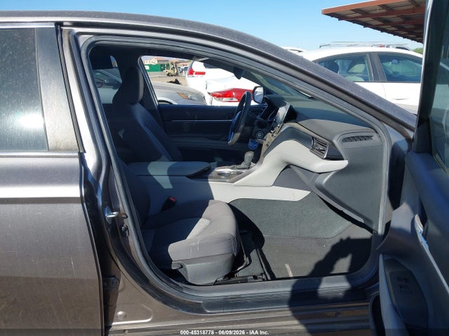 45318778 :رقم المزاد ، 4T1C11AKXNU037245 vin ، 2022 Toyota Camry Le مزاد بيع