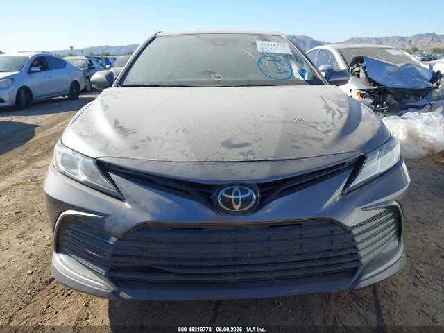 45318778 :رقم المزاد ، 4T1C11AKXNU037245 vin ، 2022 Toyota Camry Le مزاد بيع