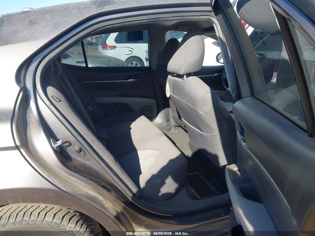 45318778 :رقم المزاد ، 4T1C11AKXNU037245 vin ، 2022 Toyota Camry Le مزاد بيع