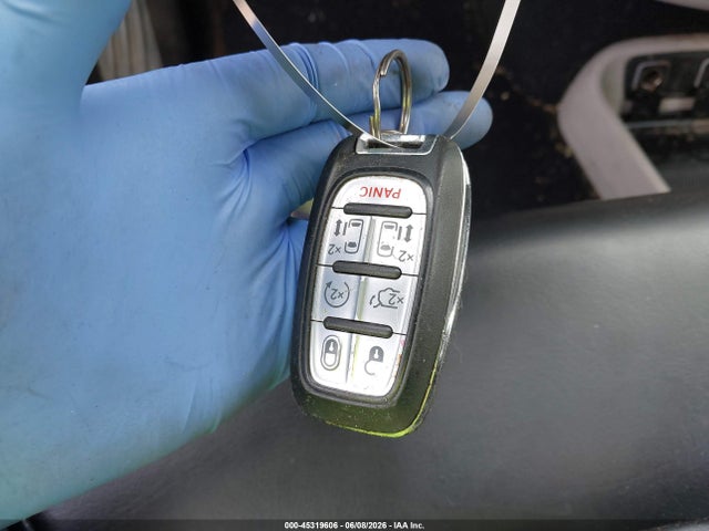 45319606 :رقم المزاد ، 2C4RC1DG1LR151600 vin ، 2020 Chrysler Voyager Lxi مزاد بيع