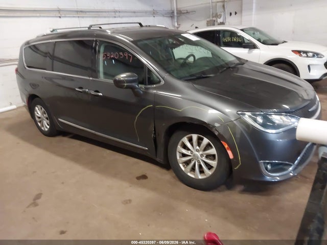 Auction sale of the 2018 Chrysler Pacifica Touring L, vin: 2C4RC1BGXJR110463, lot number: 45320397