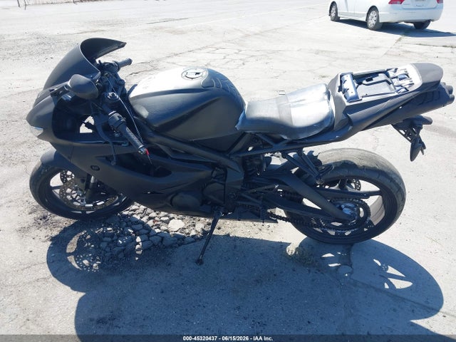 45320437 :رقم المزاد ، SMTD00NS2AJ411005 vin ، 2010 Triumph Motorcycle Daytona 675 مزاد بيع