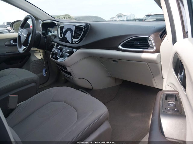 Auction sale of the 2017 Chrysler Pacifica Touring, vin: 2C4RC1DG8HR831176, lot number: 45321312