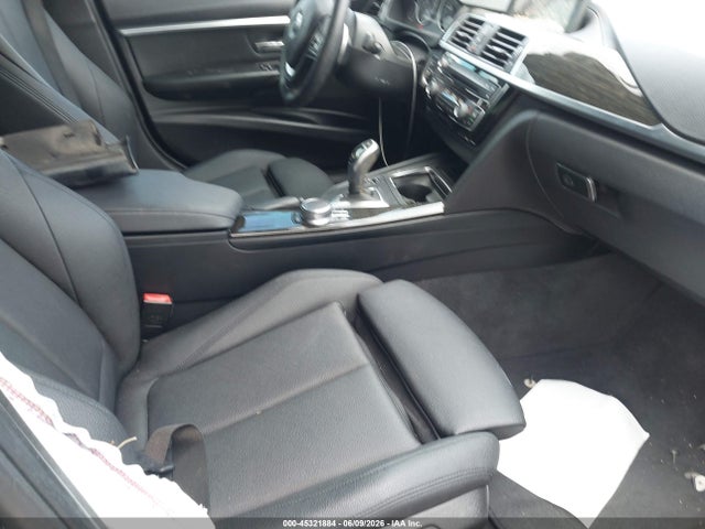 45321884 :رقم المزاد ، WBA8B9G50JNU97863 vin ، 2018 Bmw 330i مزاد بيع