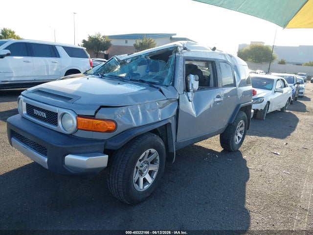 Toyota FJ Cruiser 2014 JTEZU4BFXEK013785 Image 2