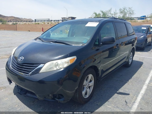 Toyota Sienna Le 8 Passenger 2017 5TDKZ3DC6HS882997 Image 2