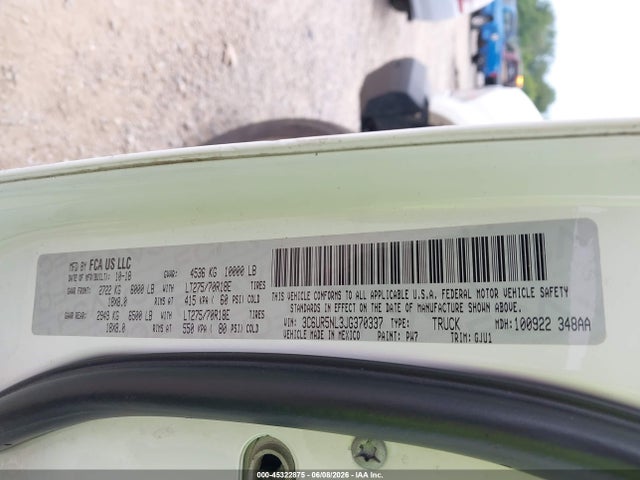 45322875 :رقم المزاد ، 3C6UR5NL3JG370337 vin ، 2018 Ram 2500 Laramie  4x4 6'4 Box مزاد بيع