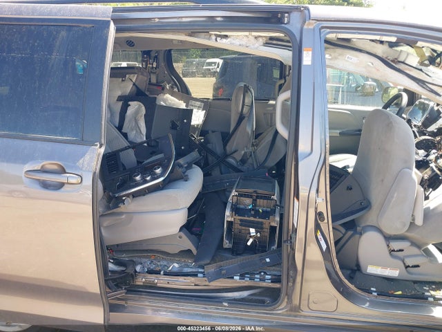 Toyota Sienna Le 8 Passenger 2018 5TDKZ3DC6JS921285 Image 8