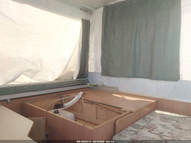 45324114 :رقم المزاد ، 4X4CFM4124D257059 vin ، 2004 Forest River Rockwood Freedom مزاد بيع
