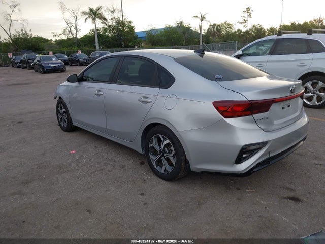 45324197 :رقم المزاد ، 3KPF24AD1ME344849 vin ، 2021 Kia Forte Lxs مزاد بيع