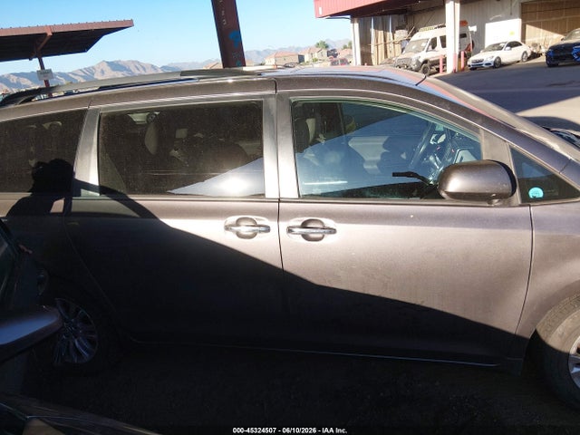 5TDYZ3DC3HS782687 Toyota Sienna Xle 8 Passenger