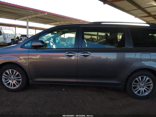 5TDYZ3DC3HS782687 Toyota Sienna Xle 8 Passenger