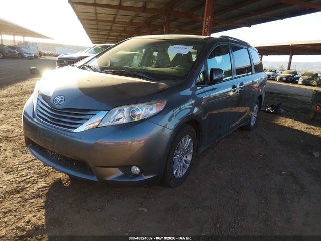 5TDYZ3DC3HS782687 Toyota Sienna Xle 8 Passenger