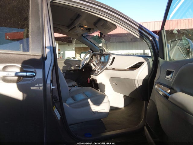 5TDYZ3DC3HS782687 Toyota Sienna Xle 8 Passenger