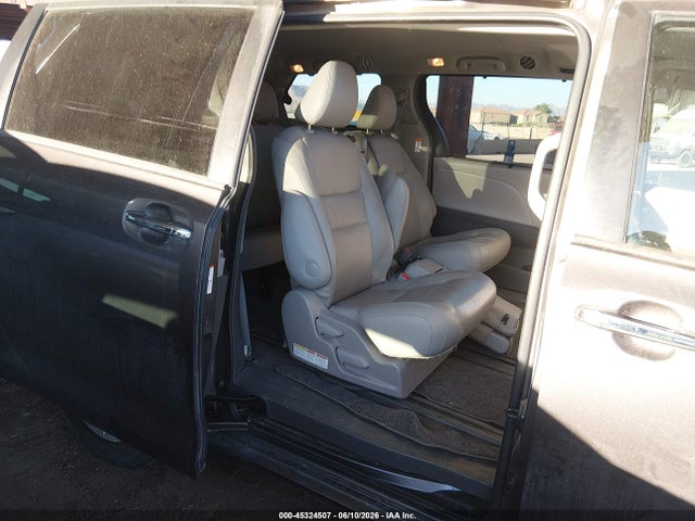 5TDYZ3DC3HS782687 Toyota Sienna Xle 8 Passenger