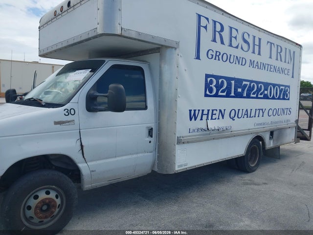45324721 :رقم المزاد ، 1FDWE35L84HA03604 vin ، 2004 Ford E-350 Cutaway Standard مزاد بيع