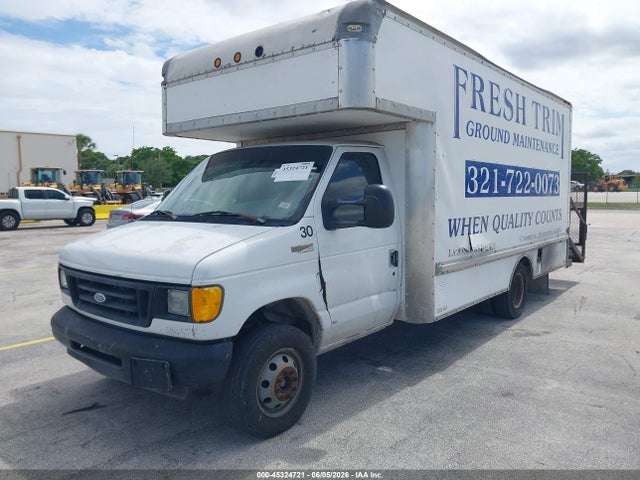 45324721 :رقم المزاد ، 1FDWE35L84HA03604 vin ، 2004 Ford E-350 Cutaway Standard مزاد بيع
