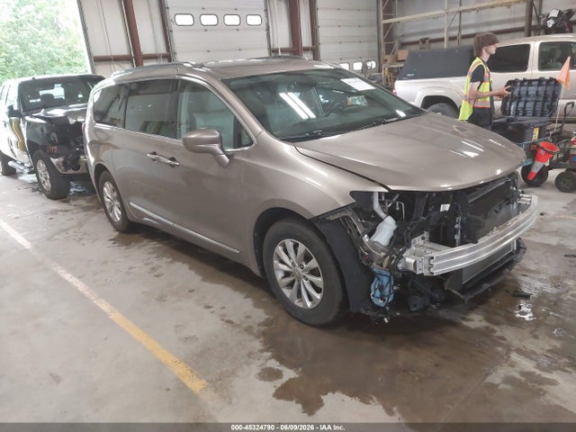 2018 Chrysler Pacifica Touring L მანქანა იყიდება აუქციონზე, vin: 2C4RC1BG5JR175172, აუქციონის ნომერი: 45324790