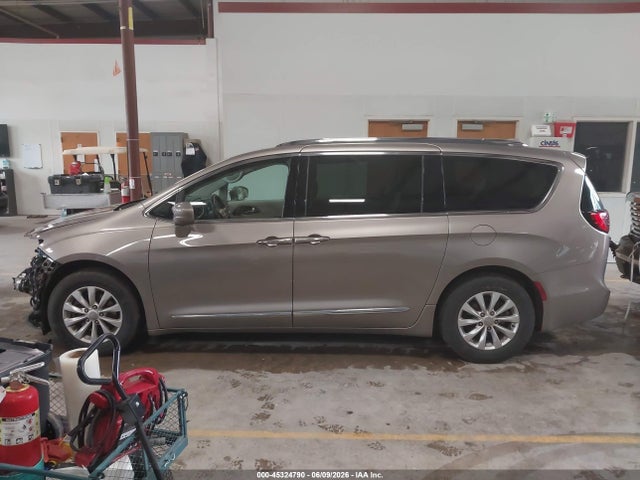 45324790 :رقم المزاد ، 2C4RC1BG5JR175172 vin ، 2018 Chrysler Pacifica Touring L مزاد بيع