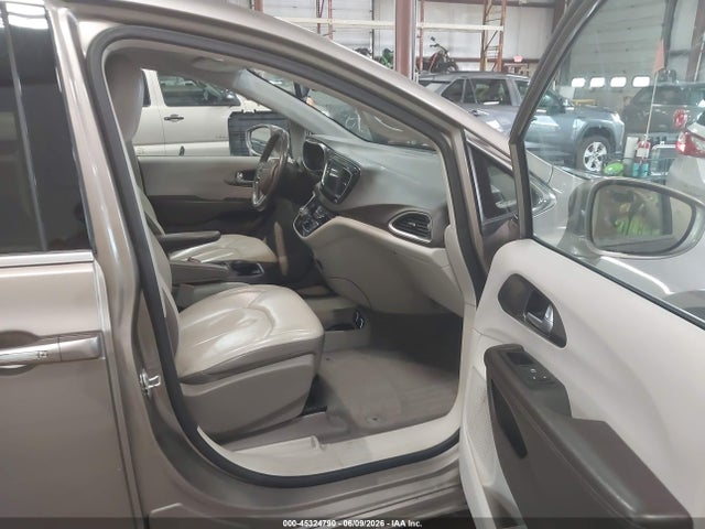45324790 :رقم المزاد ، 2C4RC1BG5JR175172 vin ، 2018 Chrysler Pacifica Touring L مزاد بيع
