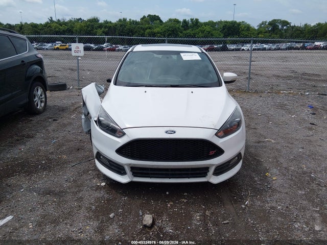 45324976 :رقم المزاد ، 1FADP3L90JL281621 vin ، 2018 Ford Focus St مزاد بيع