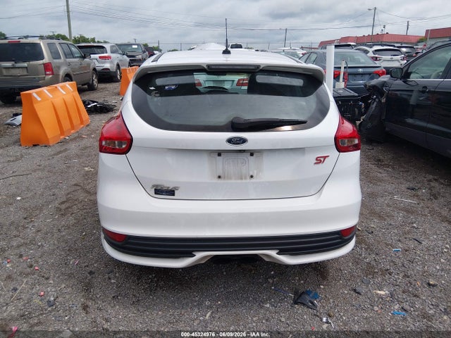 45324976 :رقم المزاد ، 1FADP3L90JL281621 vin ، 2018 Ford Focus St مزاد بيع