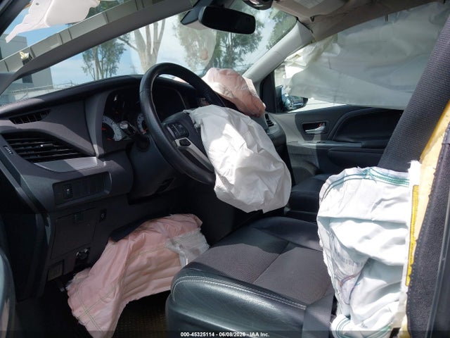 5TDXZ3DC9JS914028 Toyota Sienna Se 8 Passenger