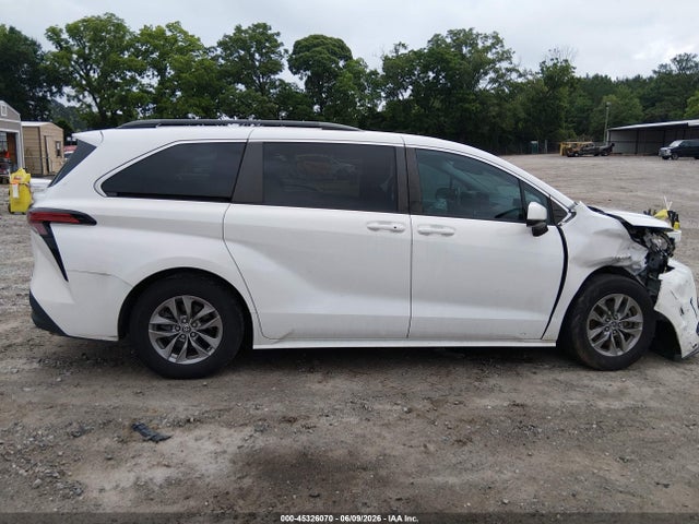 Toyota SIENNA LE 2022 5TDBRKEC3NS102698 Image 14