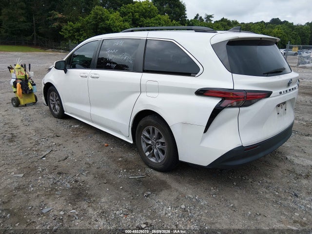 Toyota SIENNA LE 2022 5TDBRKEC3NS102698 Image 3