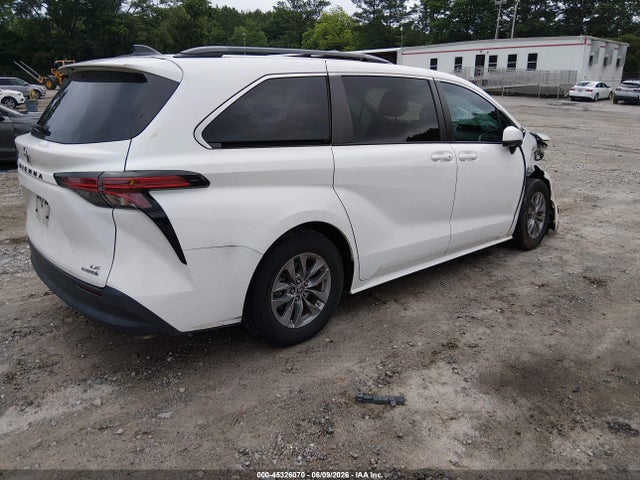 Toyota SIENNA LE 2022 5TDBRKEC3NS102698 Image 4