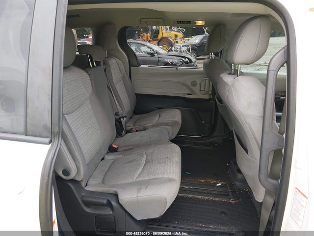 Toyota SIENNA LE 2022 5TDBRKEC3NS102698 Image 8