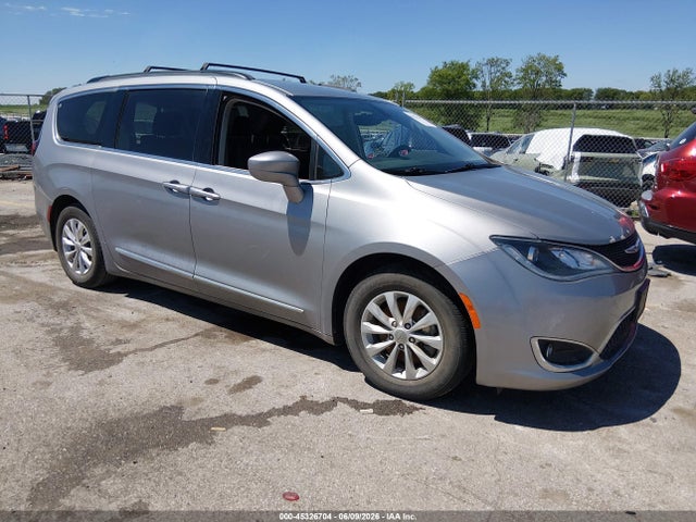 Продаж на аукціоні авто 2017 Chrysler Pacifica Touring-l, vin: 2C4RC1BG9HR588268, номер лоту: 45326704